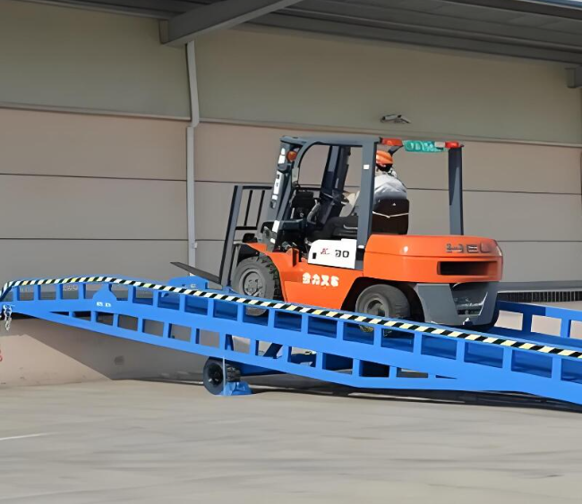 依兰移动式卸货平台（叉车用）